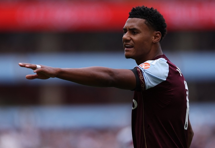 英超联赛 沃特金斯面对门将的射门被扑,维拉错失扳平良机。