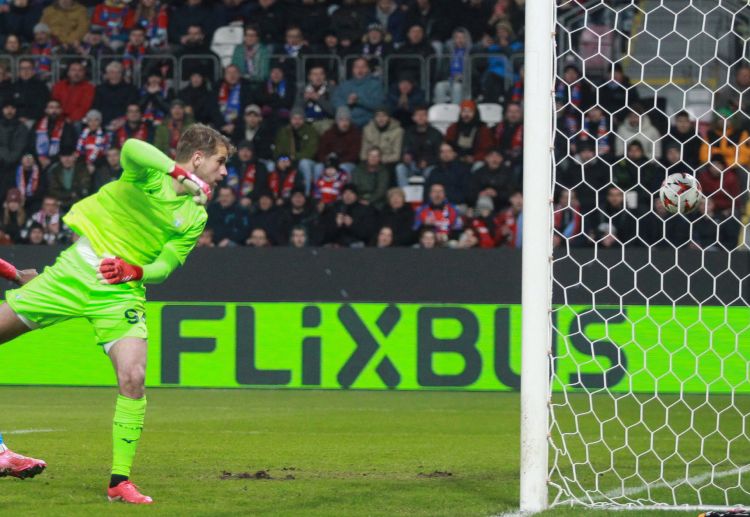 意甲联赛  拉齐奥门将普罗韦德尔多次神扑,成为取胜关键。