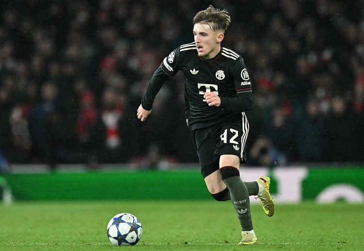 欧冠联赛 17岁的卡尔跟进破门，为拜仁扳平比分，同时再创欧冠最年轻进球记录