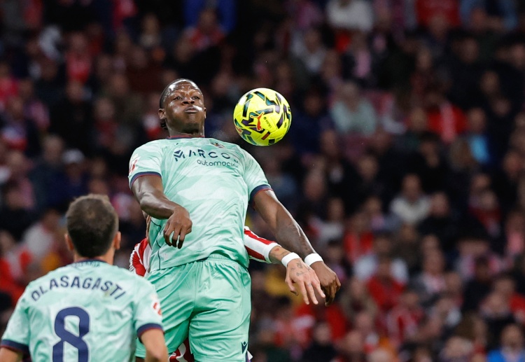 အီယွန်းဟာ လက်ရှိမှာ လာလီဂါ ကလပ် လီဗန်တေးနဲ့ ယူရို သန်း ၄၀ တန် လျော်ကြေးစာချုပ် ချုပ်ဆိုထားကြောင်းလည်း သိရပါတယ်။