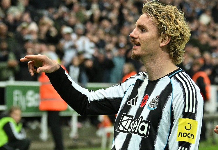 သူဟာ ငယ်ငယ်ရွယ်ရွယ်နဲ့ ဘွန်ဒက်စ်လီဂါမှာ တောက်ပခဲ့ပေမယ့် ပရီးမီးယားလိဂ်ကို ရောက်ကာစမှာတော့ အနည်းငယ် ရုန်းကန်ခဲ့ရပါတယ်။